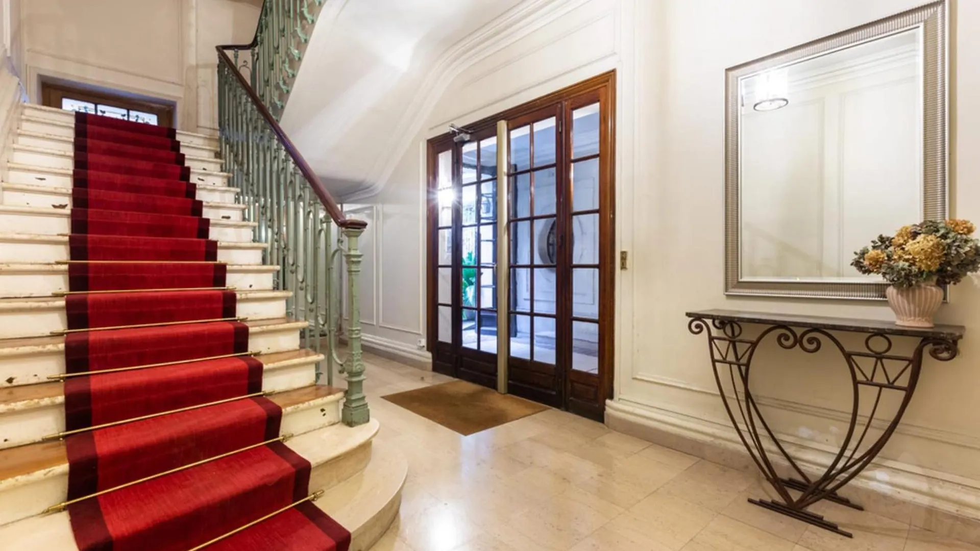 Spacious And Pleasant Nest 2 Steps From Montmartre Париж 0*,  Франция