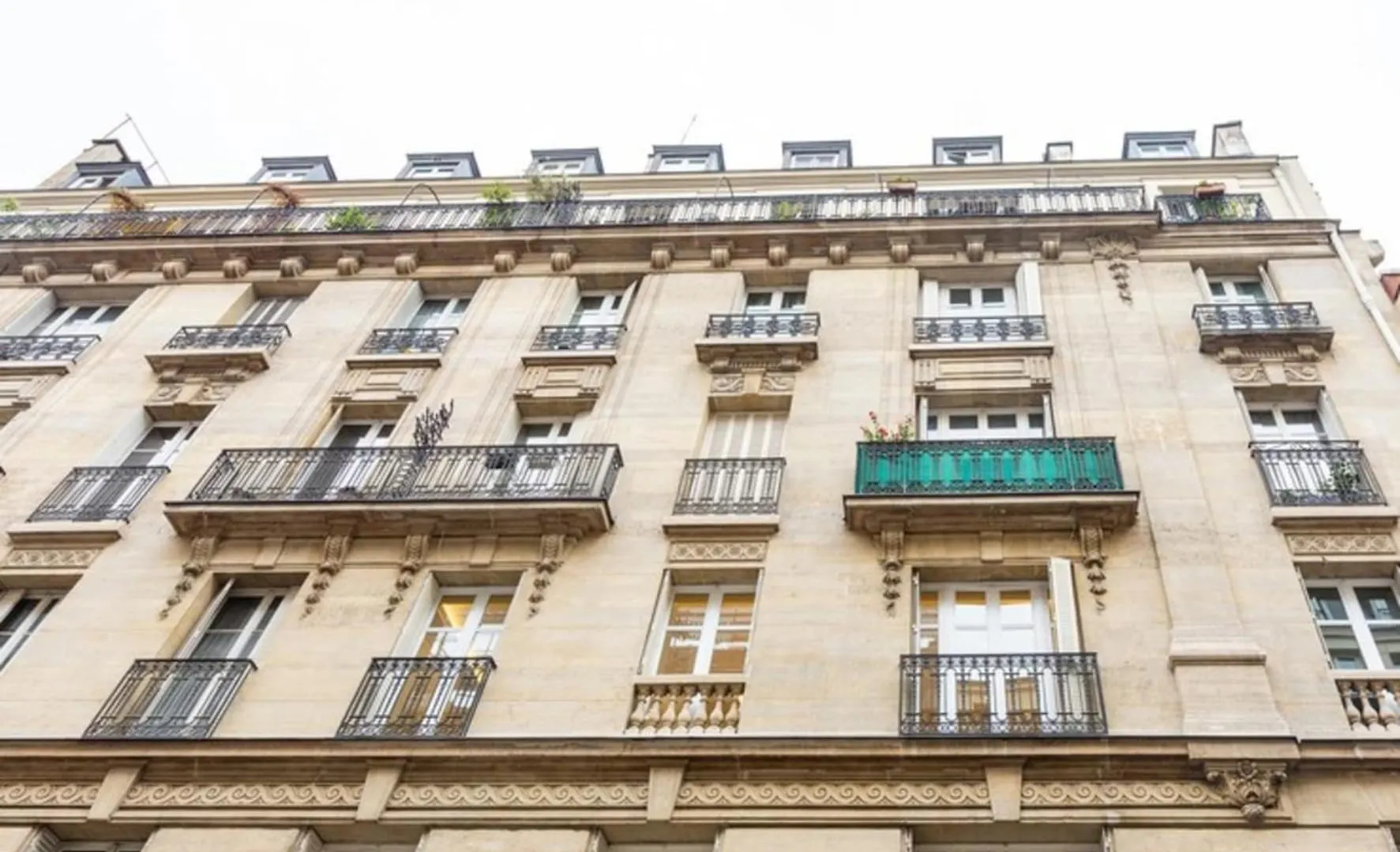 Апартаменты Spacious And Pleasant Nest 2 Steps From Montmartre Париж
